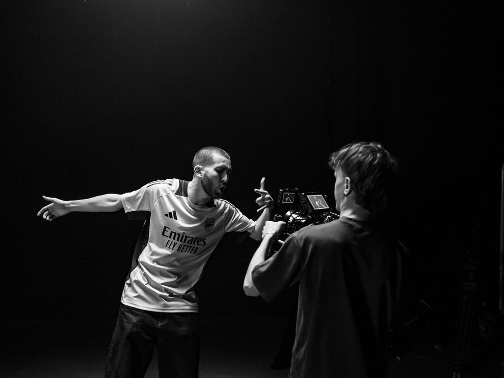 Un comédien face à la caméra sur un tournage