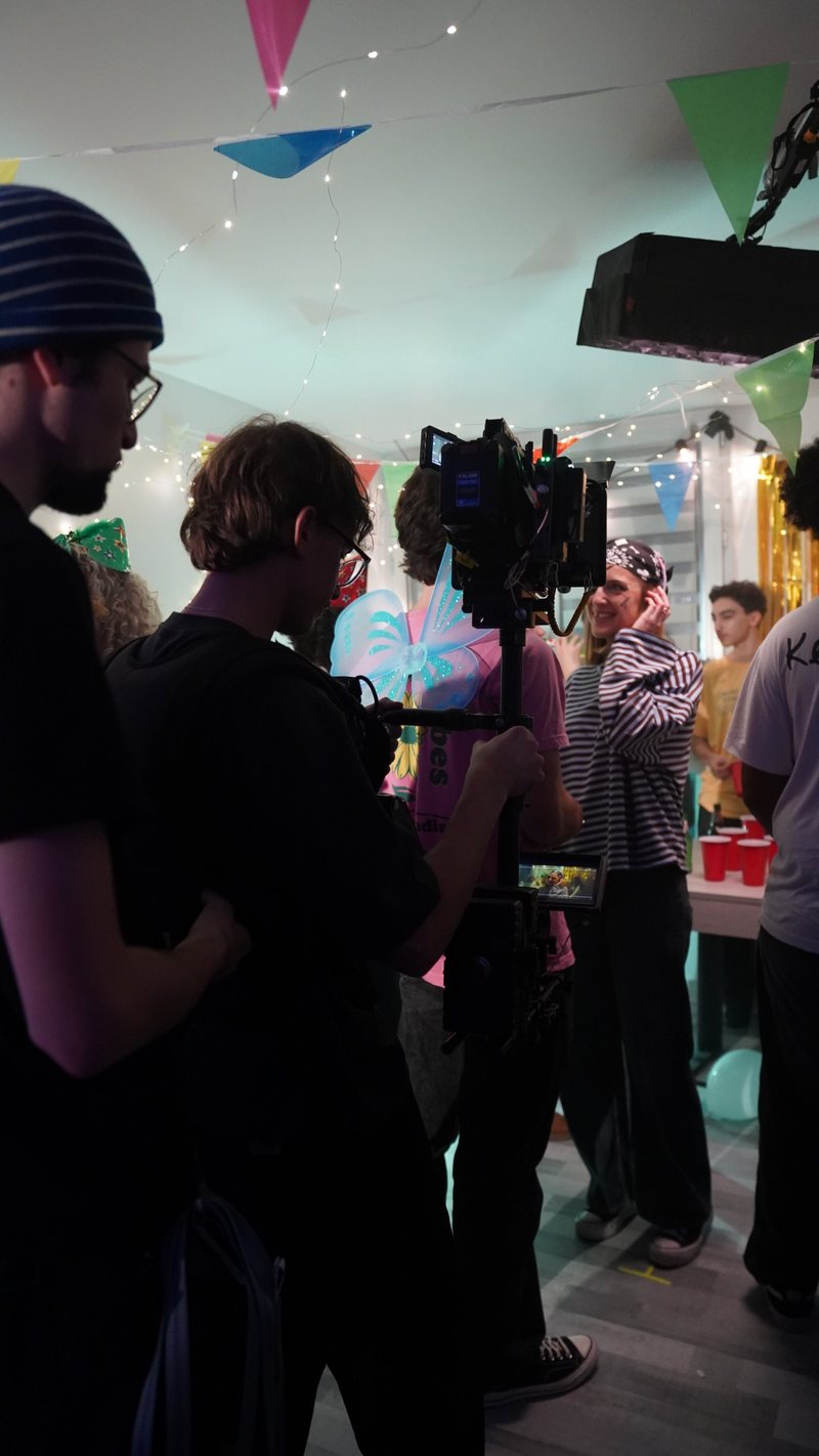 Scène de fête filmée avec une caméra sur stabilisateur