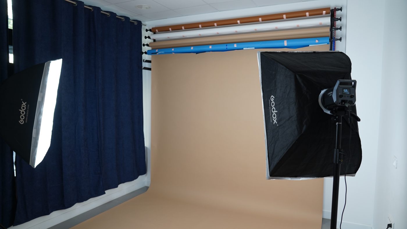 Studio photo : fond kraft et rideau bleu nuit