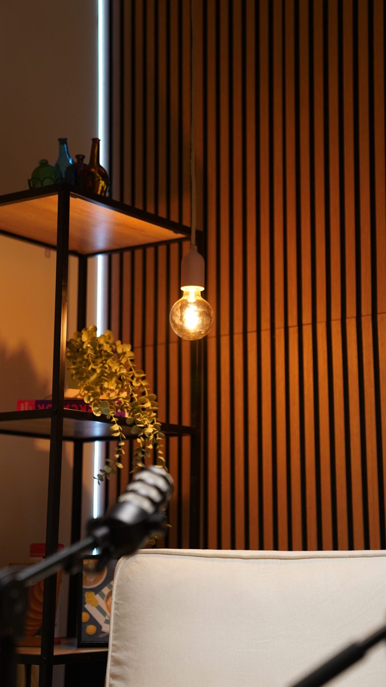 Etagere, ampoule et fauteuil du studio podcast
