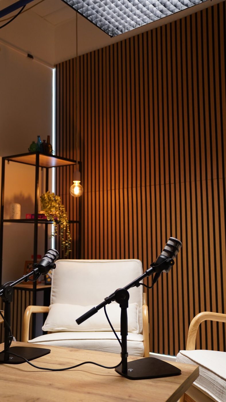 Le mur en lattes de bois du studio podcast