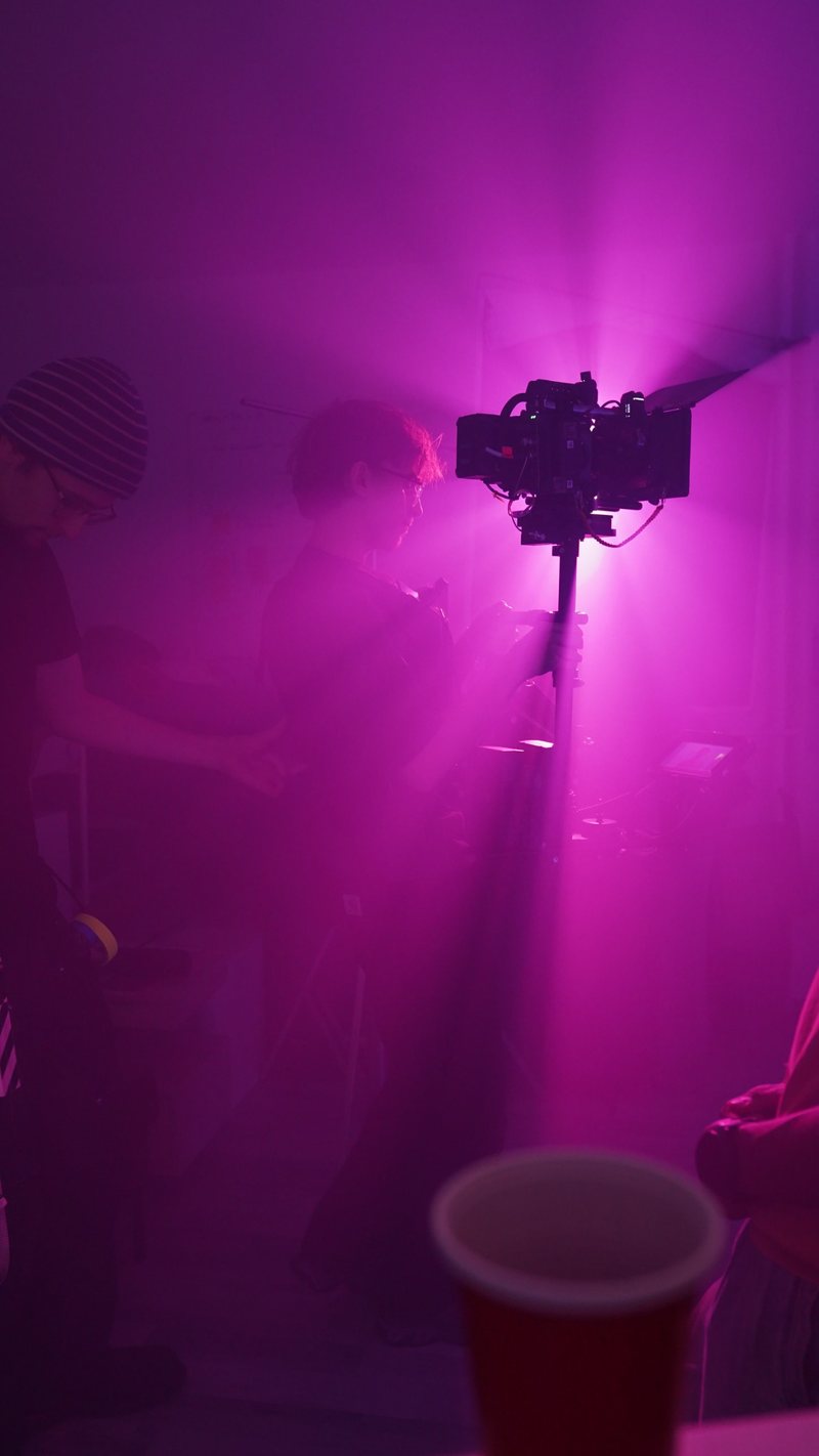 Caméra de cinéma dans un contre-jour violet