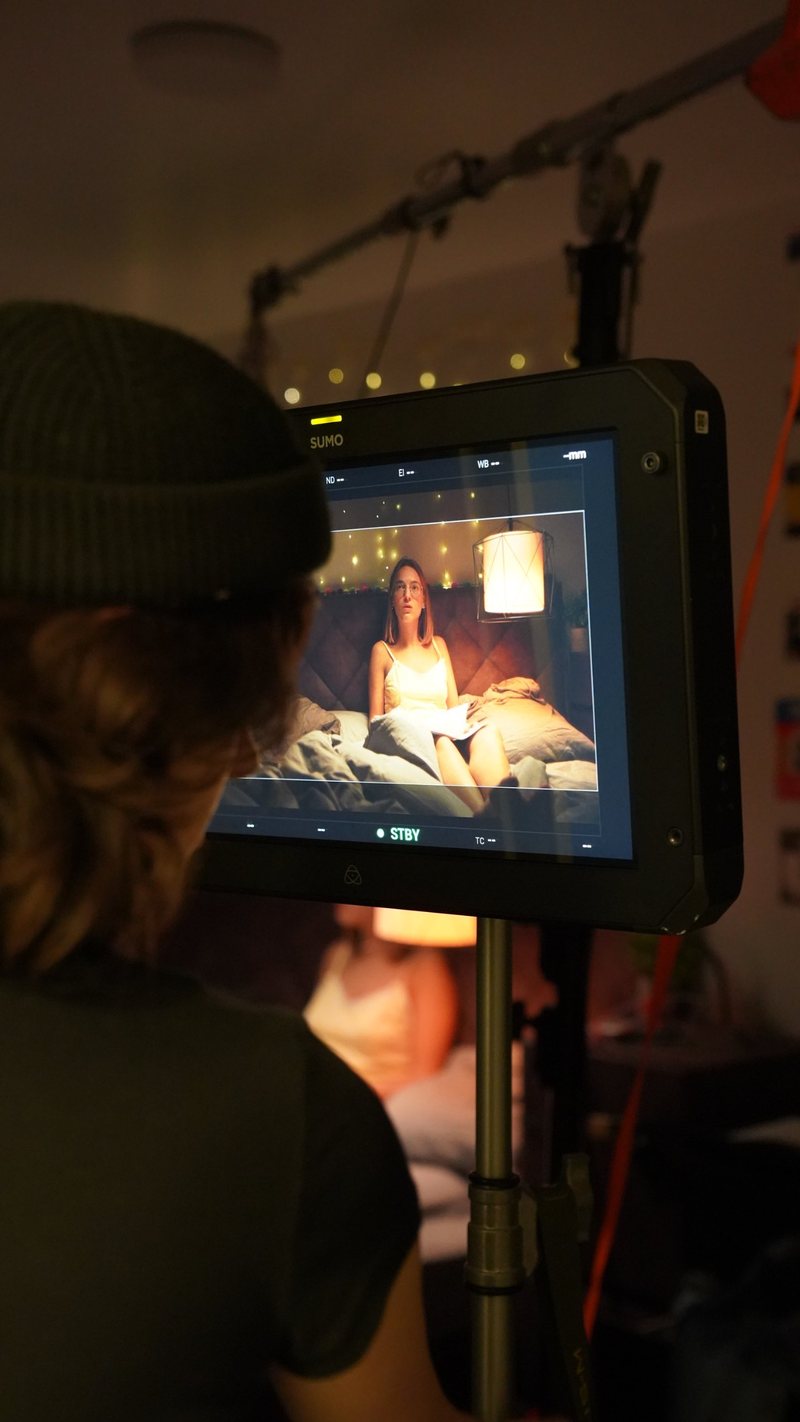 Moniteur de tournage avec une comédienne dans le cadre