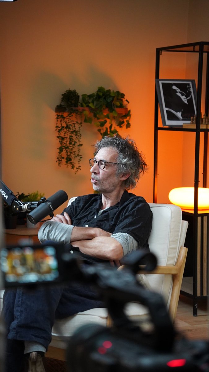 Un invite en interview dans le studio podcast Troubadours, filme par plusieurs cameras