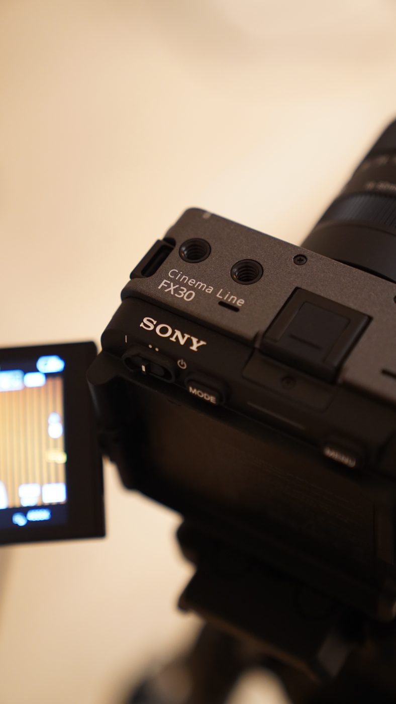 Camera de cinema montee sur trepied